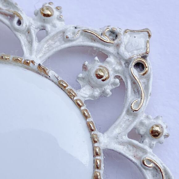 Vintage Mid Century White Milk Glass Enamel Gold Tone Brooch Floral Pin 1960s - Picture 6 of 11